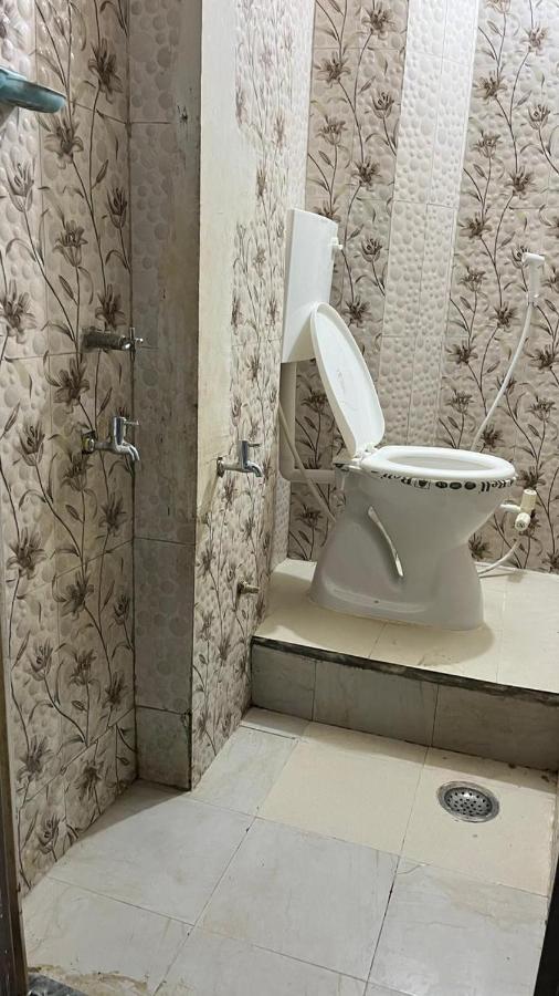 Krishna P. Guest House Varanasi Bagian luar foto