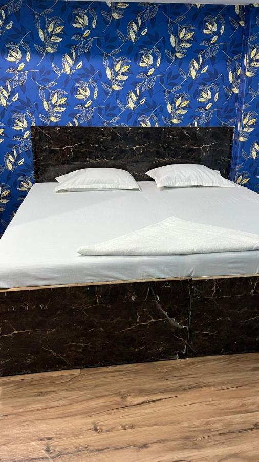 Krishna P. Guest House Varanasi Bagian luar foto