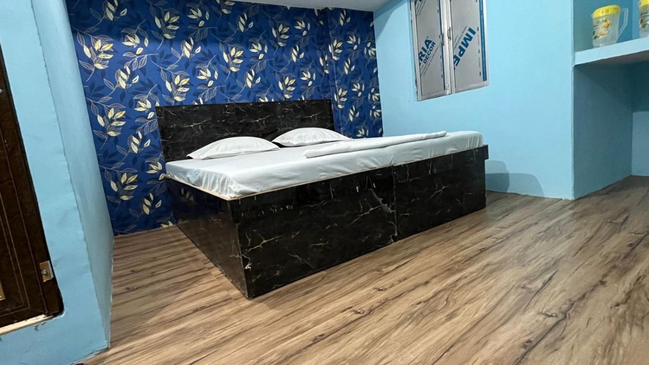 Krishna P. Guest House Varanasi Bagian luar foto