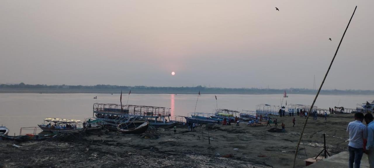 Krishna P. Guest House Varanasi Bagian luar foto